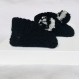 Chausson bébé 0-8 mois en laine noire / pompon bicolore 