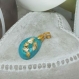 Collier avec joli pendentif en résine, coloré et réalisé à la main, avec incrustations de feuilles or, idéal pour un cadeau unique et exceptionnel !