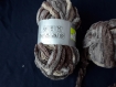 2 pelotes de laine chenille a volant marron gris beige pour une echarpe