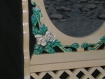 Petit meuble de rangement avec miroir décoré de fleurs peintes
