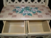 Petit meuble de rangement avec miroir décoré de fleurs peintes
