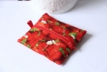 Porte-monnaie rouge avec fraises en tissu avec languette à pois blancs