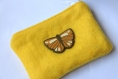 Porte-monnaie papillon en feutrine jaune et tissu fleuri