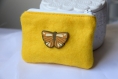Porte-monnaie papillon en feutrine jaune et tissu fleuri