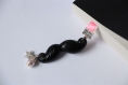 Marque-pages moustache noire avec rubans et perles roses