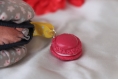 Porte-monnaie rond macaron en tissu fleuri et feutrine rose