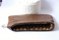 Trousse / pochette en tissu marron cobra avec intérieur cerises