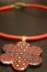 Collier rouge avec pendentif fimo fleur