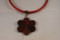 Collier rouge avec pendentif fimo fleur