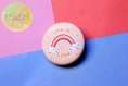 Badge fait main - love is love citation, illustration lgbt, arc-en-ciel drapeau lesbienne, journée international, communauté lgbt 