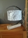 Grande lampe originale, chic et moderne avec un cercle de tonneau de vin recyclé et un socle en bois, luminaire, bureau, entrée, atelier