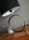 Lampe originale, chic et moderne réalisée avec un cercle de tonneau de vin recyclé et son socle en bois, luminaire, bureau, entrée, atelier