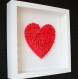 Cœur de roses miniatures en papier dans une boîte d'ombre