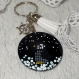 Porte clé rond 4cm + attache, décor pingouin noir et blanc