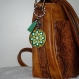 Porte clé rond 4cm + attache, décor mandala vert, doré et breloque clé cœur