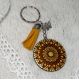 Porte clé rond 4cm + attache, décor mandala marron, doré et breloque papillon