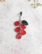 Collier pétales de fleurs rouge et feuille verte en résine