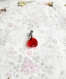 Collier / pendentif pétales de fleurs en forme de cœur en résine rouge
