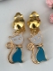 Boucles d'oreilles à clips, en métal doré et émail, pendentif, chat, blanc et bleu