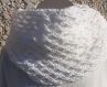 Snood ou écharpe fermée tricoté main de couleur blanc avec un motif fantaisie