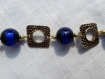 Bracelet bohème, perles bleues en verre, perles métal doré carrées plates martelées. 19 cm.