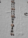 Collier sautoir, perles à inclusions tons rose et doré, style murano, sur maillons ovales ajourés, 53 cm.