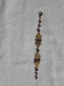 Bracelet bohème chic, perles verre facettes aubergine pâle et chandelier métal doré ajouré. 19,5 cm.