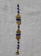 Bracelet bohème chic, perles verre à facettes bleues et chandelier doré ajouré. 19,5 cm.