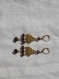 Boucles d'oreilles bohème chic perles verre cristal à facette aubergine pâle et chandelier métal doré ajouré. 64 mm.