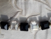Collier en perles de verre carrées à facettes noires et transparentes, perles de métal tressé. 48 cm.