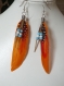 Boucles d'oreilles avec plumes orange et petites perles turquoise et blanches
