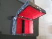 Boîte de rangement rouge et noire