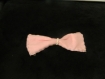 Broche noeud papillon en tissu rose avec un lien blanc 