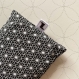 Coussin de relaxation en coton fleurs noires et blanches à la lavande et aux graines de lin 22x11cm