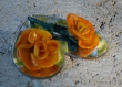 Miniature décorative - deux roses oranges sur un miroir en forme de coeur - saint valentin