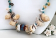 Parure collier et bracelet coquillage-noix de coco-céramique-verre bleu océan-ivoire et marron  modèle 