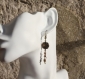 Boucles d'oreilles métal bronze-swarovski fumé-verre beige satiné modèle 