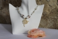 Collier pendentif métal doré-perles de verre- perles nacrées aux couleurs blanche et transparente modèle 