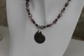 Collier pendentif ammonite de couleur marron-bois-eau douce-verre modèle 