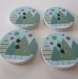 4 boutons en bois, rond, dessins de sapins - 18 mm