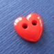 10 boutons plastique plats en forme de cœur rouge - 11.5 mm