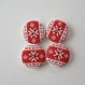 4 boutons en bois, rond, dessins rouges sur fond blanc - 30 mm
