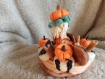 Diffuseur de parfum / porte-encens, fée lutin eva pumpkin, dans sa tartelette à la citrouille en wepam, figurine fée