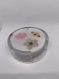 Ensemble de 4 sous-verres faits main avec supports, motifs fleuris blancs