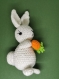 Petit lapin au crochet tenant sa carotte