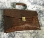 Sac à main cuir vintage sudhaus sublime sac à main ( petite cartable )croco cuir marron. vintage numéroté avec clé  2 poches et 1 petite zippee
