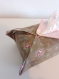 Housse de boite à mouchoir en tissu marron et rose - fleur et carreaux -