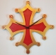Grande horloge murale en bois originale :  croix occitane doré et résine époxy rouge