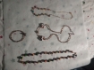 Lot de 2 colliers et une parure (collier et bracelet) 