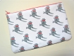 Pochette zip rouge trousse à maquillage en tissu motifs ourson sur skis sur fond blanc